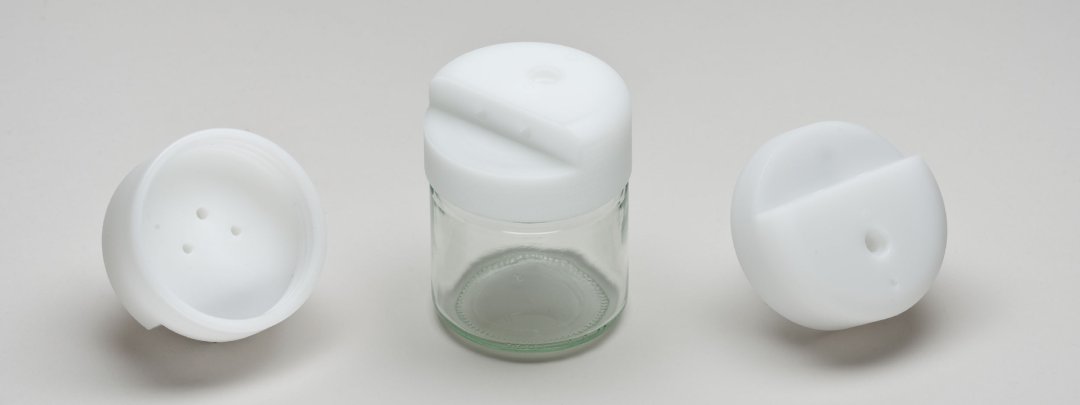 Obrábění plastů umožňuje speciální funkce i v malých sériích, jako tyto šroubovací uzávěry.